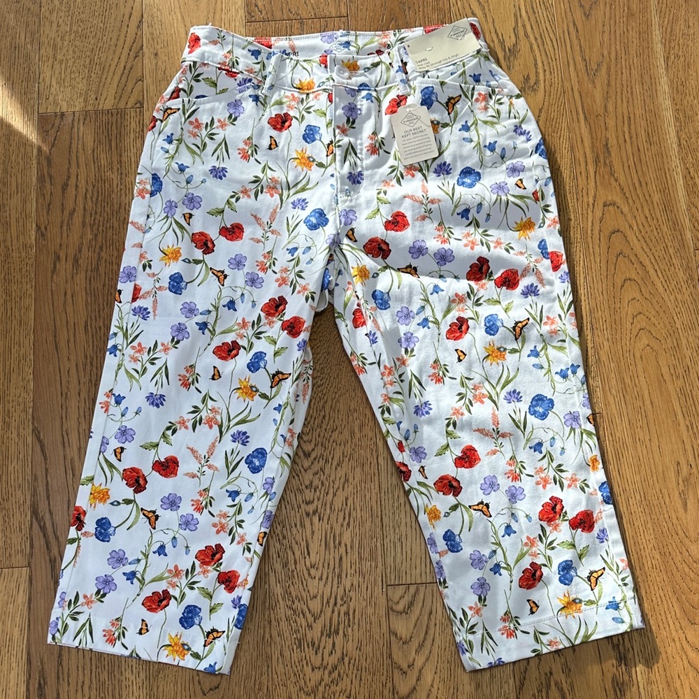 NWT.‎ St. John's Bay Multicolor Floral Capris 6